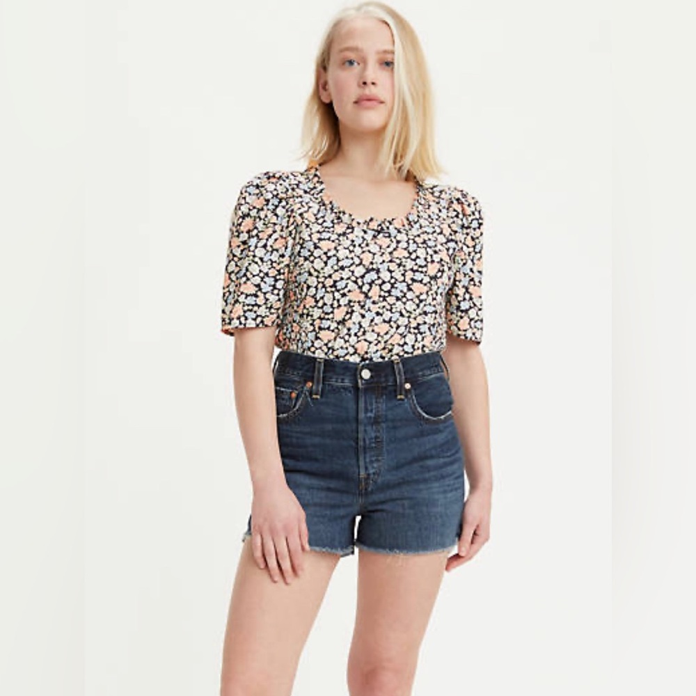 **3 for $50** 
Levi’s Floral smocked-side crop top